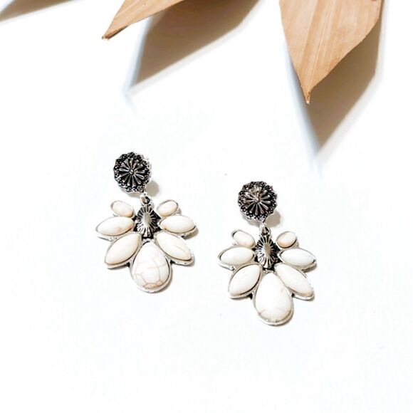White flower dangle earrings S296 - Picture 2 of 4